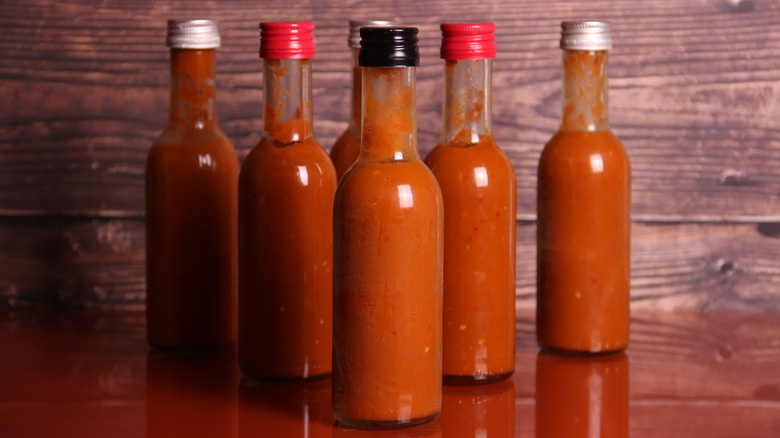  Gorące butelki sosu na stole