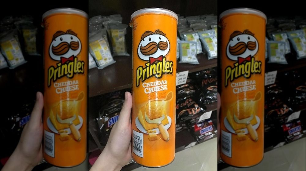 Chipsy o smaku serowym Pringles Cheddar