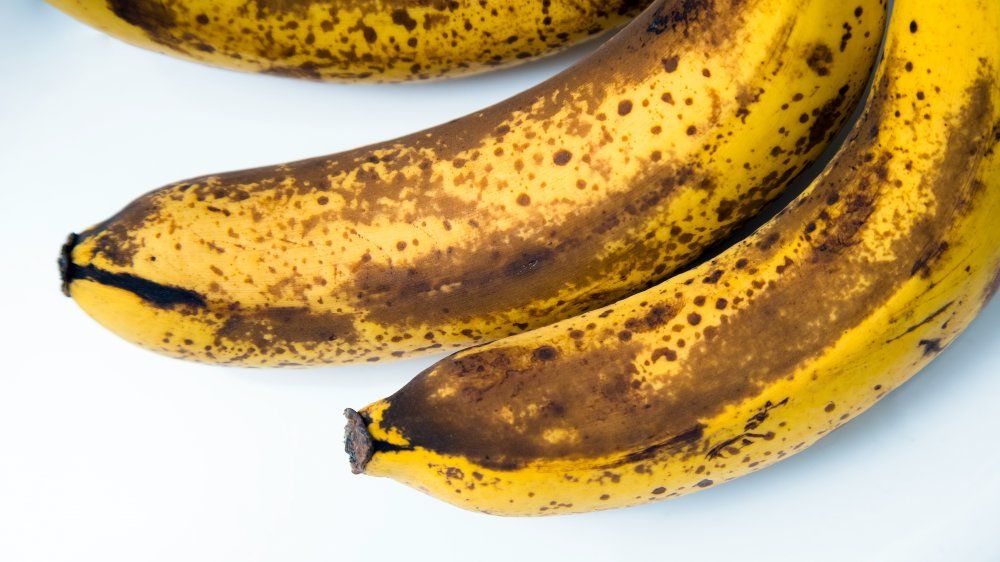 Dojrzałe banany na chleb bananowy