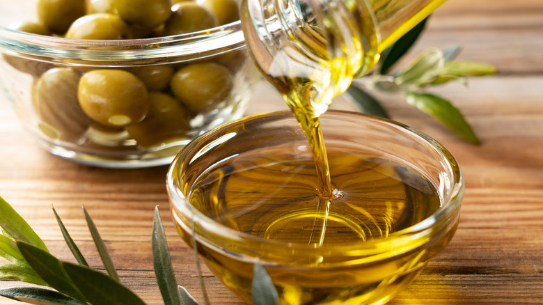 Oliwa z oliwek wlewa się do miski