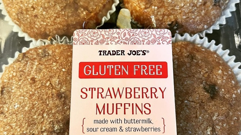   トレーダー・ジョー's gluten-free strawberry muffins